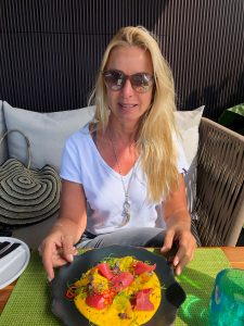 Angela Barzen genießt den Bleisure-Lunch auf der Rooftop Terrasse des Mandarin Oriental Barcelona.